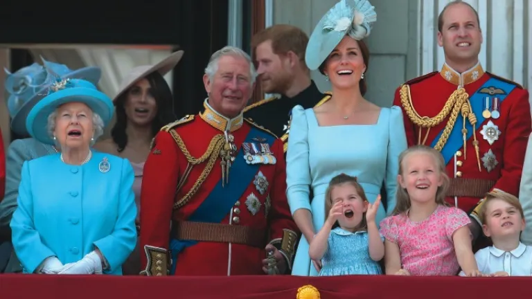 Quatro gerações da família real britânica assistindo a um desfile da frota aérea na varanda do Palácio de Buckingham. Quatro gerações da família real britânica assistindo a um desfile da frota aérea na varanda do Palácio de Buckingham.
