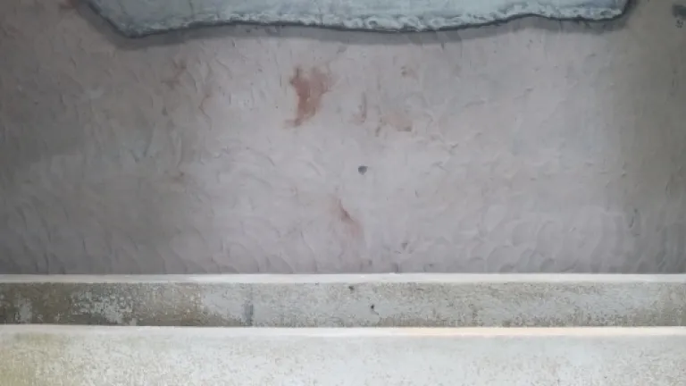 Um túmulo em uma caverna.