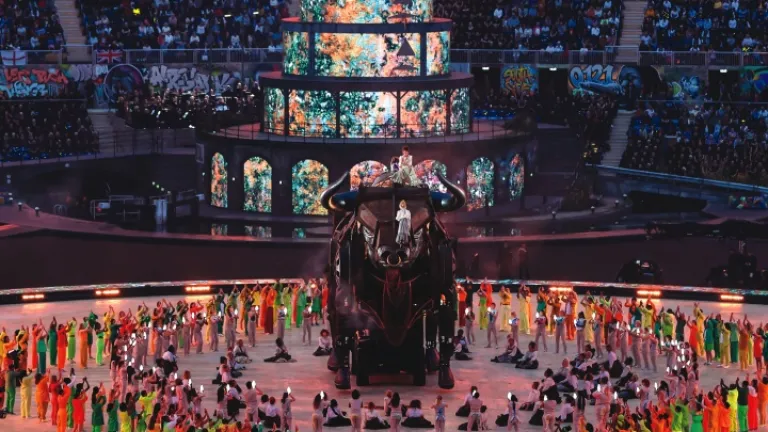 A cerimônia de abertura dos Jogos da Commonwealth de 2022 contou com multidões "adorando" uma besta assustadora em frente a uma estrutura estilizada que lembra a Torre de Babel em imagens tiradas do livro bíblico de Apocalipse. A cerimônia de abertura dos Jogos da Commonwealth de 2022 contou com multidões "adorando" uma besta assustadora em frente a uma estrutura estilizada que lembra a Torre de Babel em imagens tiradas do livro bíblico de Apocalipse.