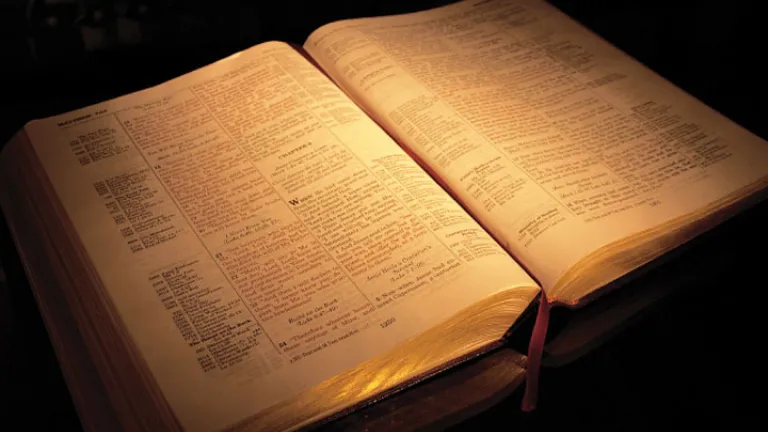 Uma Bíblia sobre a mesa.