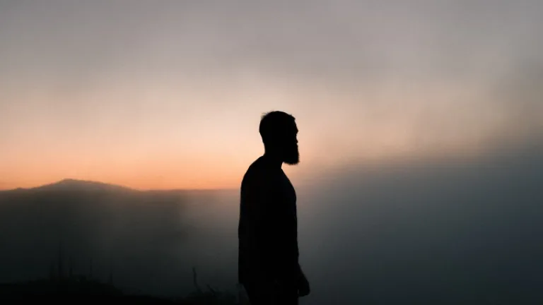 A silhueta de um homem.