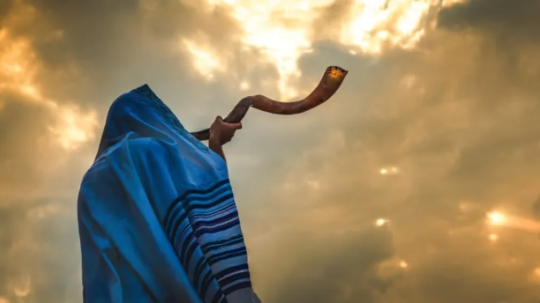 Uma pessoa tocando um shofar.