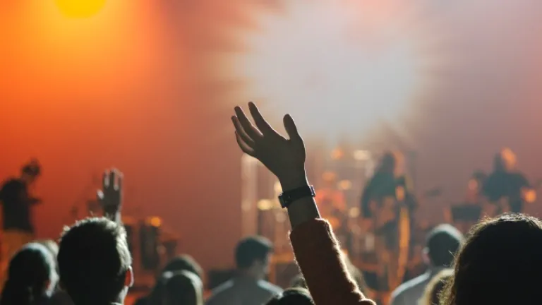 Pessoas participando de um culto de louvor em uma igreja.