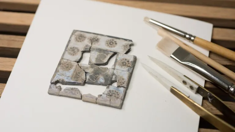 A recente descoberta dessas placas de marfim para móveis, usadas durante os séculos VIII a VII a.C., indicam a opulência da antiga Jerusalém, como descrito na Bíblia.