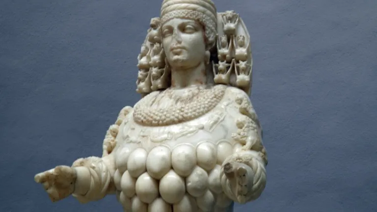 Uma estátua de Ártemis.