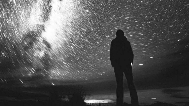 Um céu noturno distorcido e girando.