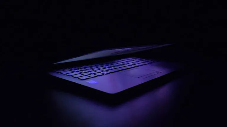 Laptop preto com luz roxa