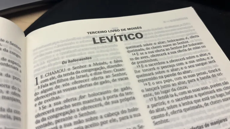 Uma Bíblia aberta no início do livro de Levítico.