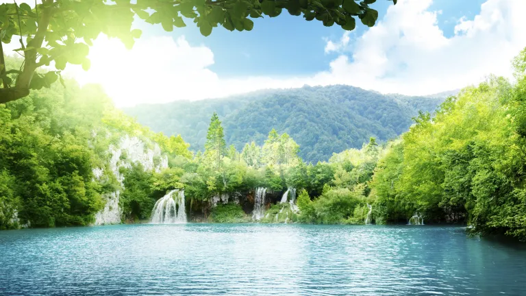 Um cenário tropical de um lago e cachoeiras.