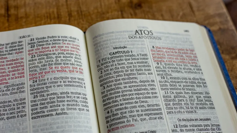 Uma Bíblia aberta no livro de Atos.