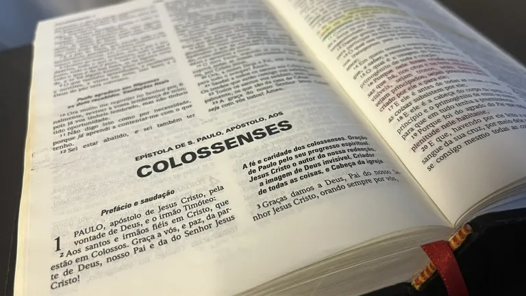 Uma Bíblia aberta no livro de Colossenses.
