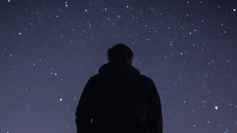 Uma pessoa contemplando as estrelas.
