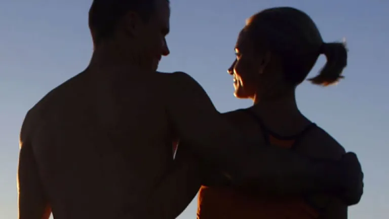 Um homem e uma mulher lado a lado.