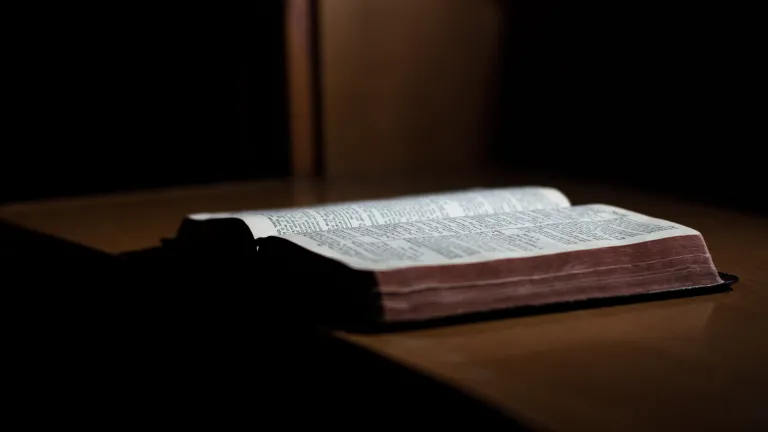 Uma Bíblia aberta sobre uma mesa.