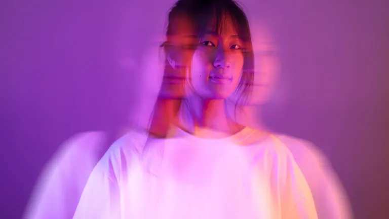 Uma foto de uma mulher com efeito de desfoque.