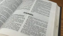 Uma Bíblia aberta no livro de Daniel.