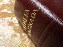 Uma Bíblia sobre uma mesa.You said: There is no basis in this passage from Luke for believing the Kingdom of God resides in one's heart.