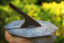 Um relógio solar em um jardim.