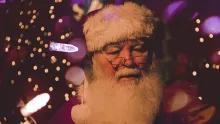 Uma pessoa vestida como Papai Noel.