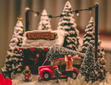 Uma cena de Natal em miniatura de reunir uma árvore de Natal.