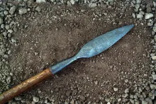Uma lança na terra.