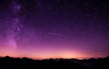 Um céu noturno cheio de estrelas.