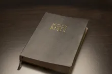 Uma Bíblia sobre a mesa.