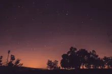 Estrelas no céu em um alvorecer.