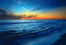 O nascer do sol sobre um lindo oceano azul.
