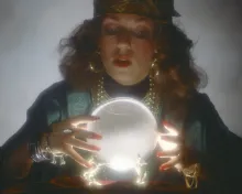 Uma cartomante com uma bola de cristal.