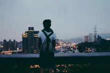 Como devemos tratar os pais que são difíceis de respeitar?
