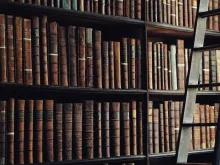 Prateleiras com livros antigos.