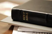 Uma Bíblia sobre uma pilha de papéis.
