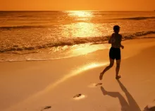 Uma mulher correndo.