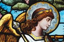 Foto de um colorido vitral religioso.