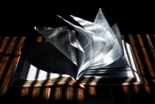 Uma Bíblia que coloca em uma mesa.