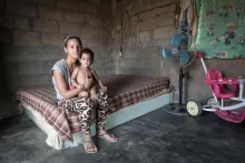 Uma jovem mãe venezuelana e seu filho.