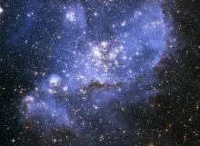 Estrelas e galáxias no espaço sideral.