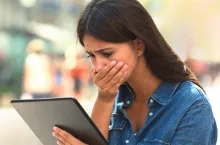 Uma mulher lendo um tablete