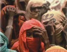 Um grupo de pessoas de aparência frágil.