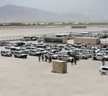 Soldados afegãos inspecionam alguns dos milhares de veículos americanos abandonados na retirada americana da Base Aérea de Bagram, Afeganistão, em julho de 2021.