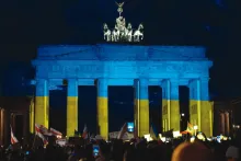 Em Berlim, manifestantes alemães protestam em solidariedade à Ucrânia em frente ao famoso portão de Brandemburgo, iluminado com as cores da bandeira ucraniana.
