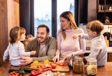Uma família na cozinha.