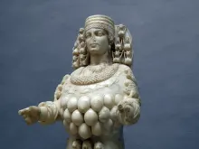 Uma estátua de Ártemis.