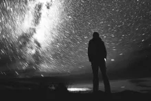 Um céu noturno distorcido e girando.