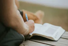 A liderança servidora baseada na humildade, integridade e foco em servir aos outros é o modelo bíblico para os líderes que fazem a diferença em todas as áreas da vida.