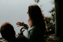 foto de mulher conversando com um homem