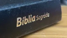 Uma Bíblia em foco.