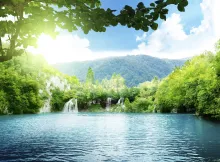 Um cenário tropical de um lago e cachoeiras.