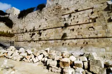Entulho ao redor do muro do templo em Jerusalém.
